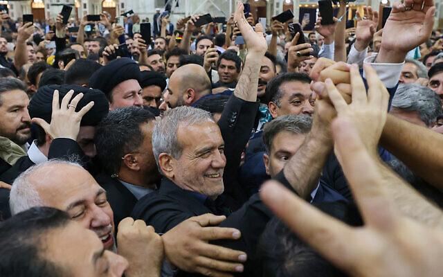 الرئيس الإيراني المنتخب حديثا مسعود بيزشكيان (وسط الصورة) يصل إلى ضريح مؤسس الجمهورية الإسلامية آية الله روح الله الخميني في طهران، 6 يوليو، 2024. (Atta Kenare/AFP) الرئيس الإيراني المنتخب حديثا مسعود بيزشكيان (وسط الصورة) يصل إلى ضريح مؤسس الجمهورية الإسلامية آية الله روح الله الخميني في طهران، 6 يوليو، 2024. (Atta Kenare/AFP)