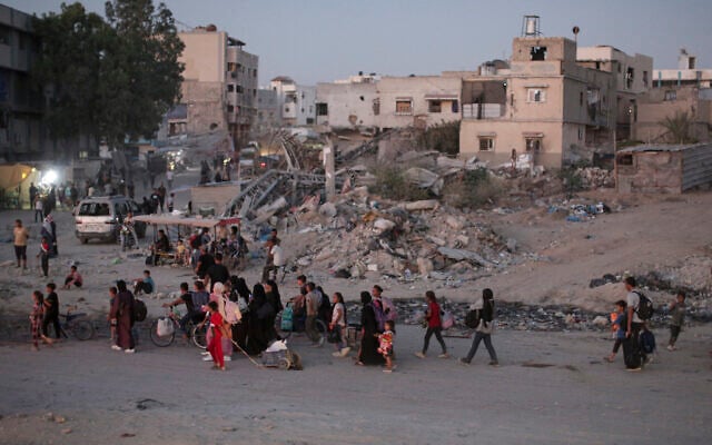 نازحون فلسطينيون يفرون من أجزاء من خان يونس في أعقاب أمر إخلاء أصدره الجيش الإسرائيلي للجزء الشرقي من ثاني أكبر مدينة في قطاع غزة في الأول من يوليو 2024. (Jehad Alshrafi/AP) نازحون فلسطينيون يفرون من أجزاء من خان يونس في أعقاب أمر إخلاء أصدره الجيش الإسرائيلي للجزء الشرقي من ثاني أكبر مدينة في قطاع غزة في الأول من يوليو 2024. (Jehad Alshrafi/AP)