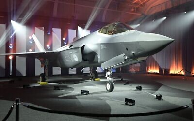 الكشف عن أول طائرة مقاتلة من طراز F-35 سيتم تسليمها إلى هولندا في شركة لوكهيد مارتن للملاحة الجوية في فورت وورث، تكساس، 30 يناير، 2019. (Max Faulkner/Star-Telegram via AP)