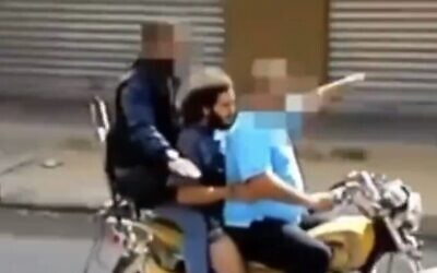 لقطة شاشة لمقطع فيديو غير مؤرخ نُشر في 23 يوليو 2024، يظهر الرهينة ماتان زانجاوكر أثناء نقله من قبل مسلحين فلسطينيين عبر قطاع غزة في أعقاب الهجوم الذي قادته حماس في 7 أكتوبر على جنوب إسرائيل. (X video screenshot: used in accordance with Clause 27a of the Copyright Law)