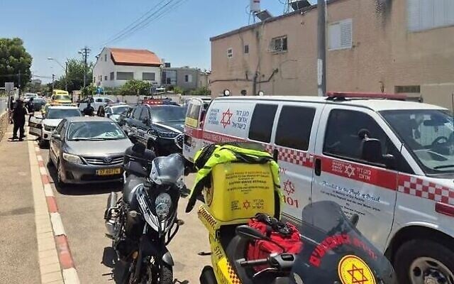 موقع جريمة قتل في حيفا، بعد محاولة سرقة مزعومة، 9 يوليو 2024. (Magen David Adom)