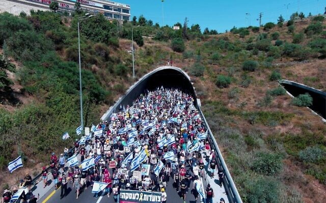 متظاهرون يسيرون نحو القدس، لماطلبة الحكومة بإبرام اتفاق لإطلاق سراح الرهائن الذين تحتجزهم حماس في غزة، 13 يوليو، 2024. (Yair Palti / Pro-Democracy Movement) متظاهرون يسيرون نحو القدس، لماطلبة الحكومة بإبرام اتفاق لإطلاق سراح الرهائن الذين تحتجزهم حماس في غزة، 13 يوليو، 2024. (Yair Palti / Pro-Democracy Movement)