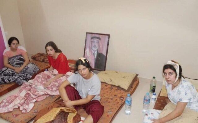 صورة غير مؤرخة لأربع جنديات مراقبة تحتجزهن حماس في غزة منذ 7 أكتوبر 2023، والتي نشرتها عائلاتهم في 16 يوليو 2024. (Courtesy) صورة غير مؤرخة لأربع جنديات مراقبة تحتجزهن حماس في غزة منذ 7 أكتوبر 2023، والتي نشرتها عائلاتهم في 16 يوليو 2024. (Courtesy)