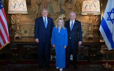 الرئيس الأمريكي السابق دونالد ترامب يستضيف رئيس الوزراء بنيامين نتنياهو وزوجته سارة في منتجعه مارالاغو بولاية فلوريدا، 26 يوليو 2024.  (Prime Minister's Office)