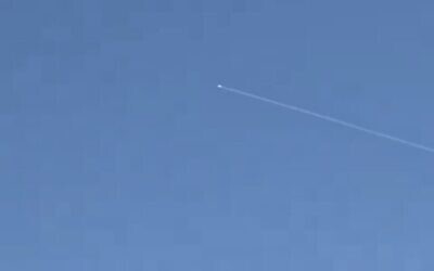 إطلاق صاروخ اعتراضي فوق جنوب إسرائيل باتجاه صاروخ أطلقه الحوثيون في اليمن، 21 يوليو، 2024. (Screen grab/Twitter used in accordance with Clause 27a of the Copyright Law)