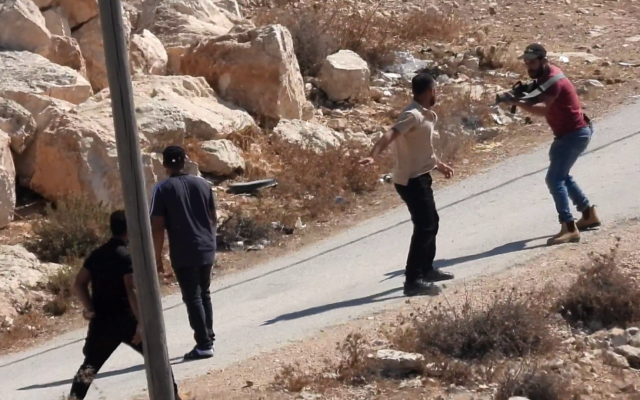 مستوطن إسرائيلي يطلق النار على زكريا العدرا بعد أن دخل الإسرائيلي قرية التواني الفلسطينية في الضفة الغربية، 13 أكتوبر، 2023. (Courtesy B'tselem) مستوطن إسرائيلي يطلق النار على زكريا العدرا بعد أن دخل الإسرائيلي قرية التواني الفلسطينية في الضفة الغربية، 13 أكتوبر، 2023. (Courtesy B'tselem)