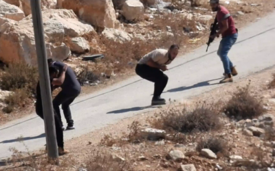 نير يتسحاق، أحد سكان بؤرة ماعون الاستيطانية غير القانونية في الضفة الغربية، يطلق النار على زكريا العدرا بعد دخول المستوطن الإسرائيلي إلى قرية التواني الفلسطينية في الضفة الغربية، 13 أكتوبر 2023. (Courtesy B'tselem)