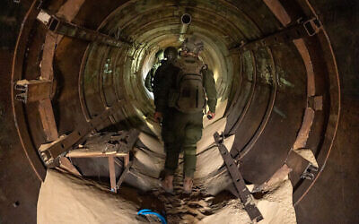 جنود إسرائيليون في نفق تحت الأرض لحماس في غزة، 4 فبراير 2024. (Israel Defense Forces/AFP)