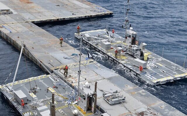 أعمال إنشاء الرصيف الأمريكي العائم أمام شواطئ غزة، 26 إبريل 2024. (US Central Command CENTCOM / AFP) أعمال إنشاء الرصيف الأمريكي العائم أمام شواطئ غزة، 26 إبريل 2024. (US Central Command CENTCOM / AFP)