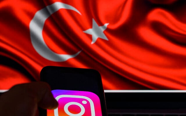 تظهر هذه الصورة الملتقطة في إسطنبول في 2 أغسطس 2024، شعار شبكة التواصل الاجتماعي إنستغرام على هاتف ذكي مع العلم التركي في الخلفية. ( Yasin AKGUL / AFP) تظهر هذه الصورة الملتقطة في إسطنبول في 2 أغسطس 2024، شعار شبكة التواصل الاجتماعي إنستغرام على هاتف ذكي مع العلم التركي في الخلفية. ( Yasin AKGUL / AFP)