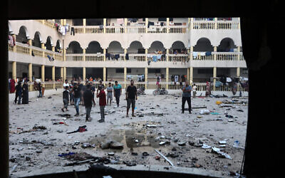 نازحون فلسطينيون يتجمعون في ساحة مدرسة قصفتها غارة إسرائيلية في مدينة غزة في 10 أغسطس 2024. (Omar Al-Qattaa/AFP)