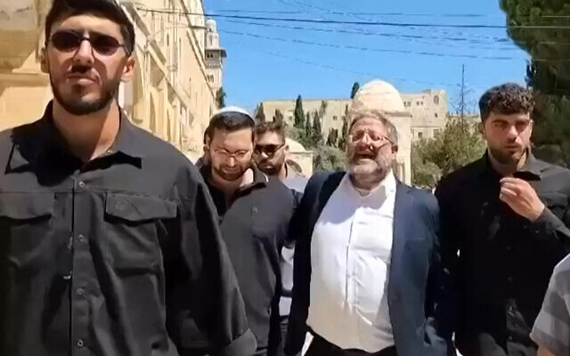 تظهر هذه الصورة المأخوذة من مقطع فيديو UGC في 13 أغسطس 2024 وزير الأمن القومي إيتمار بن غفير (الثاني من اليمين) وهو يهتف بشعار "شعب إسرائيل حي" أثناء زيارة للحرم القدسي. (UGC/AFP) تظهر هذه الصورة المأخوذة من مقطع فيديو UGC في 13 أغسطس 2024 وزير الأمن القومي إيتمار بن غفير (الثاني من اليمين) وهو يهتف بشعار "شعب إسرائيل حي" أثناء زيارة للحرم القدسي. (UGC/AFP)