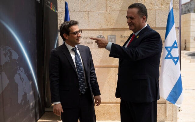 وزير الخارجية الإسرائيلي يسرائيل كاتس (على اليمين) يتحدث مع نظيره الفرنسي ستيفان سيجورنيه قبل اجتماع في القدس، 30 أبريل، 2024. (AP Photo/Leo Correa) وزير الخارجية الإسرائيلي يسرائيل كاتس (على اليمين) يتحدث مع نظيره الفرنسي ستيفان سيجورنيه قبل اجتماع في القدس، 30 أبريل، 2024. (AP Photo/Leo Correa)