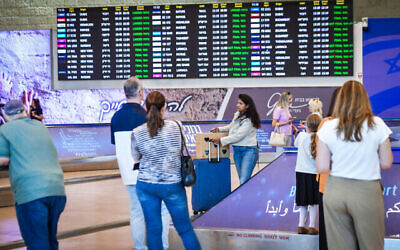 مسافرون في مطار بن غوريون، 1 أغسطس، 2024. (Avshalom Sassoni/Flash90)