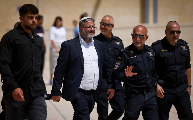 وزير الأمن القومي إيتمار بن غفير عند الحائط الغربي في البلدة القديمة بالقدس، بعد زيارته للحرم القدسي، خلال ذكرى خراب الهيكل (تشعا بآف)، 13 أغسطس 2024. (Chaim Goldberg/Flash90) وزير الأمن القومي إيتمار بن غفير عند الحائط الغربي في البلدة القديمة بالقدس، بعد زيارته للحرم القدسي، خلال ذكرى خراب الهيكل (تشعا بآف)، 13 أغسطس 2024. (Chaim Goldberg/Flash90)