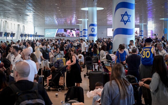 مسافرون يتفقدون رحلاتهم في مطار بن غوريون في 6 أغسطس 2024، وسط توترات إقليمية. (GIL COHEN-MAGEN / AFP) مسافرون يتفقدون رحلاتهم في مطار بن غوريون في 6 أغسطس 2024، وسط توترات إقليمية. (GIL COHEN-MAGEN / AFP)