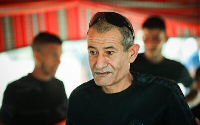 الرهينة المفرج عنه فرحان القاضي في خيمة بجوار منزله، بالقرب من رهط، جنوب إسرائيل، 28 أغسطس 2024. (Jamal Awad/Flash90)