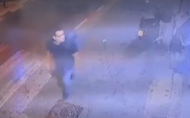 لقطات كاميرا أمن تظهر رجلا يسير في أحد شوارع جنوب تل أبيب، قبل لحظات من انفجار قنبلة في حقيبته، مما أدى إلى مقتله وإصابة أحد المارة. (Video screenshot; used in accordance with Clause 27a of the Copyright Law) لقطات كاميرا أمن تظهر رجلا يسير في أحد شوارع جنوب تل أبيب، قبل لحظات من انفجار قنبلة في حقيبته، مما أدى إلى مقتله وإصابة أحد المارة. (Video screenshot; used in accordance with Clause 27a of the Copyright Law)