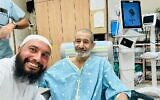 الرهينة فرحان القاضي (يمين) مع شقيقه في مركز سوروكا الطبي في بئر السبع بعد عملية الانقاذ. 27 أغسطس 2024. (Courtesy)