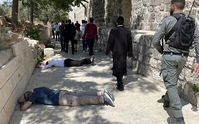 مصلون يهود يسجدون في الحرم القدسي أثناء صلاة في الموقع المقدس، 28 أغسطس 2024. (Jeremy Sharon/Times of Israel)