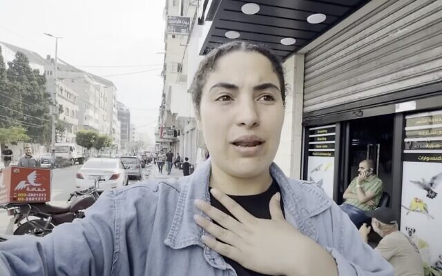 المخرجة والناشطة الغزية بيسان عودة تظهر في تقريرها لخدمة +AJ الرقمية، ’هنا بيسان من غزة ومازلت على قيد الحياة‘، الذي نُشر في 4 نوفمبر، 2023(Screen capture via YouTube, used in accordance with Clause 27a of the Copyright Law) المخرجة والناشطة الغزية بيسان عودة تظهر في تقريرها لخدمة +AJ الرقمية، ’هنا بيسان من غزة ومازلت على قيد الحياة‘، الذي نُشر في 4 نوفمبر، 2023(Screen capture via YouTube, used in accordance with Clause 27a of the Copyright Law)