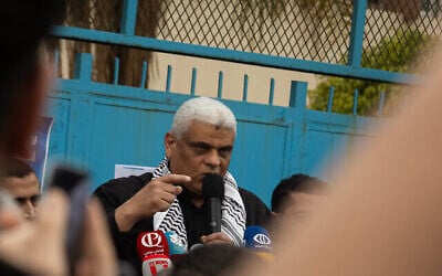 القيادي في حركة حماس والمعلم في الأونروا فاتح شريف يتحدث في احتجاج في بيروت، لبنان، في 27 مارس 2024 بعد إيقافه عن العمل، مما أثار احتجاجات.(Collin Mayfield/Sipa USA)