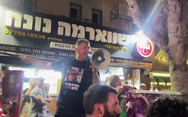 إيلي الباغ، والد الرهينة ليري المحتجزة في غزة، يتظاهر خارج حدث لحزب الليكود في نتانيا، 25 سبتمبر 2024. (Screenshot: X; used in accordance with Clause 27a of the Copyright Law) إيلي الباغ، والد الرهينة ليري المحتجزة في غزة، يتظاهر خارج حدث لحزب الليكود في نتانيا، 25 سبتمبر 2024. (Screenshot: X; used in accordance with Clause 27a of the Copyright Law)