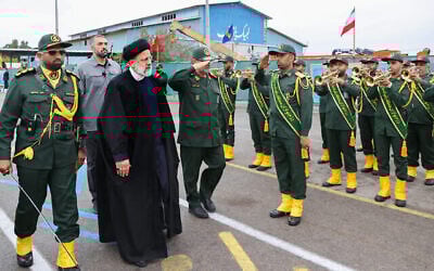 الرئيس الإيراني الراحل إبراهيم رئيسي (الثالث من اليسار) يزور القاعدة البحرية للحرس الثوري الإيراني، في بندر عباس، جنوب إيران، في صورة تم نشرها في 2 فبراير، 2024. (Iranian Presidency/ AFP)