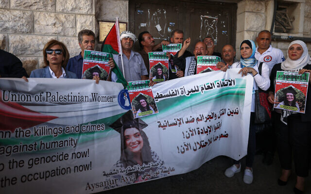 ناشطون فلسطينيون يرفعون لافتة وصور الناشطة التركية الأمريكية القتيلة في حركة التضامن الدولية، آيسنور إزغي إيغي، أثناء موكب جنازة في مدينة نابلس بالضفة الغربية، 9 سبتمبر، 2024. (Jaafar Ashtiyeh / AFP) ناشطون فلسطينيون يرفعون لافتة وصور الناشطة التركية الأمريكية القتيلة في حركة التضامن الدولية، آيسنور إزغي إيغي، أثناء موكب جنازة في مدينة نابلس بالضفة الغربية، 9 سبتمبر، 2024. (Jaafar Ashtiyeh / AFP)