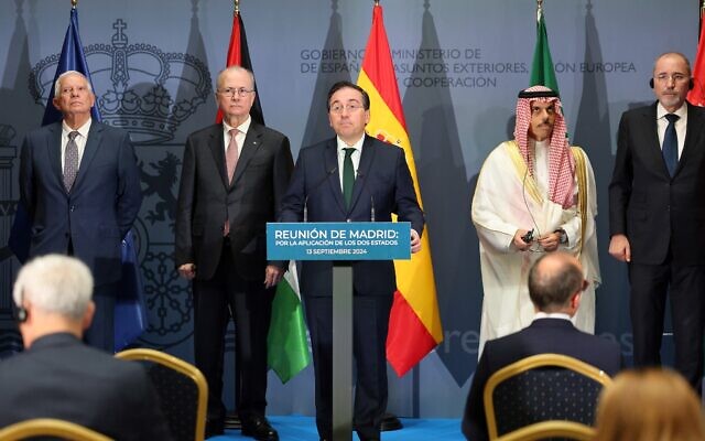 وزير الخارجية الإسباني خوسيه مانويل ألباريس (وسط) خلال مؤتمر صحفي مع (من اليسار) وزير خارجية الاتحاد الأوروبي جوزيب بوريل، ورئيس الوزراء الفلسطيني محمد مصطفى، ووزير الخارجية السعودي فيصل بن فرحان، ووزير الخارجية الأردني أيمن الصفدي، في وزارة الخارجية في مدريد في 13 سبتمبر 2024. (Thomas Coex/AFP)