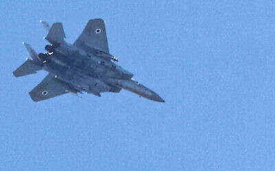 توضيحية: طائرة مقاتلة تابعة لسلاح الجو الإسرائيلي من طراز F-15 Eagle تحلق فوق حيفا في 24 سبتمبر، 2024.  (Photo by Jack GUEZ / AFP)