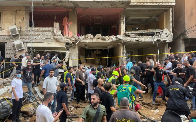 أشخاص يتجمعون بالقرب من مبنى متضرر في موقع غارة إسرائيلية في الضاحية الجنوبية لبيروت، الجمعة، 20 سبتمبر، 2024. (AP Photo/Bilal Hussein) أشخاص يتجمعون بالقرب من مبنى متضرر في موقع غارة إسرائيلية في الضاحية الجنوبية لبيروت، الجمعة، 20 سبتمبر، 2024. (AP Photo/Bilal Hussein)