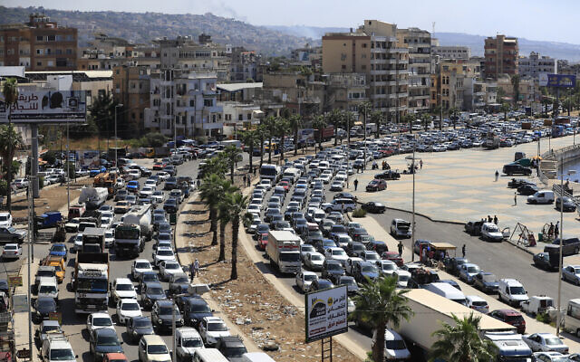 سيارات متوقفة في حركة المرور أثناء محاولة الفرار من الغارات الجوية الإسرائيلية المستمرة، في صيدا، لبنان، 23 سبتمبر 2024. (AP Photo/Mohammed Zaatari)