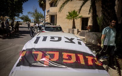 سكان بلدة شلومي في شمال إسرائيل الذين تم إجلاؤهم من منازلهم يطالبون الحكومة بتمكينهم من العودة إلى منازلهم، في القدس، 15 أغسطس 2024. اللافتة مكتوب عليها "الشمال مهجور". (Chaim Goldberg/Flash90)