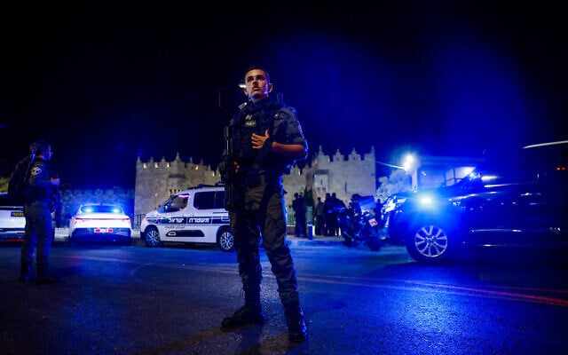 قوات الأمن الإسرائيلية بالقرب من موقع هجوم طعن عند باب العامود في البلدة القديمة بالقدس في 15 سبتمبر، 2024. (Chaim Goldberg/Flash90) قوات الأمن الإسرائيلية بالقرب من موقع هجوم طعن عند باب العامود في البلدة القديمة بالقدس في 15 سبتمبر، 2024. (Chaim Goldberg/Flash90)