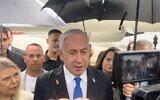 رئيس الوزراء بنيامين نتنياهو يتحدث إلى الصحافة من مدرج المطار بعد هبوطه في نيويورك، 26 سبتمبر 2024. (Lazar Berman/Times of Israel)
