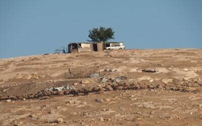 منزل عائلة عواودة الفلسطينية جنوب شرق بلدة دير دبوان وسط الضفة الغربية. تعرضت عائلة عواودة للمضايقات والعنف بعد أن أقام مستوطنون بؤرة استيطانية غير قانونية على بعد بضع مئات من الأمتار فقط في يونيو 2024. (Courtesy)
