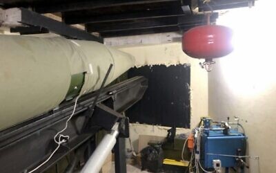 صورة غير مؤرخة نشرها الجيش الإسرائيلي في 23 سبتمبر 2024، تظهر على ما يبدو نظام صواريخ لحزب الله في علية منزل في قرية حومين التحتا بجنوب لبنان. (IDF)