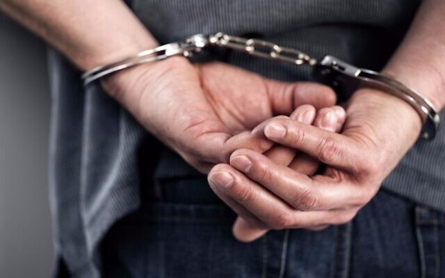 صورة توضيحية: شخص معتقل. (BrianAJackson via iStock by Getty images)