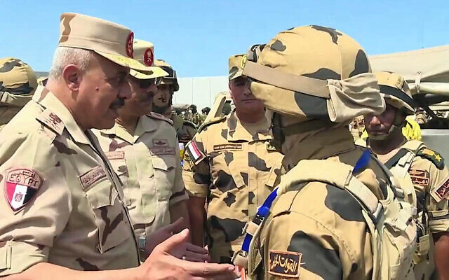 رئيس أركان الجيش المصري الفريق أحمد فتحي خليفة يزور حدود غزة على الجانب المصري من رفح، 5 سبتمبر 2024. (X video screenshot: used in accordance with Clause 27a of the Copyright Law) رئيس أركان الجيش المصري الفريق أحمد فتحي خليفة يزور حدود غزة على الجانب المصري من رفح، 5 سبتمبر 2024. (X video screenshot: used in accordance with Clause 27a of the Copyright Law)