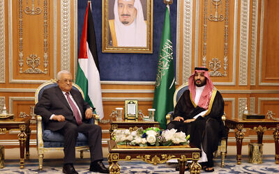 رئيس السلطة الفلسطينية محمود عباس (يسار) يلتقي ولي العهد السعودي الأمير محمد بن سلمان في الرياض في 27 أغسطس 2024. (Thaer GHANAIM / PPO / AFP)