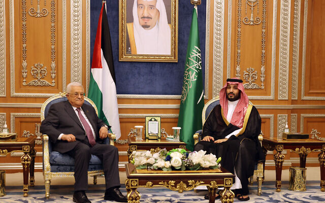 رئيس السلطة الفلسطينية محمود عباس (يسار) يلتقي ولي العهد السعودي الأمير محمد بن سلمان في الرياض في 27 أغسطس 2024. (Thaer GHANAIM / PPO / AFP) رئيس السلطة الفلسطينية محمود عباس (يسار) يلتقي ولي العهد السعودي الأمير محمد بن سلمان في الرياض في 27 أغسطس 2024. (Thaer GHANAIM / PPO / AFP)