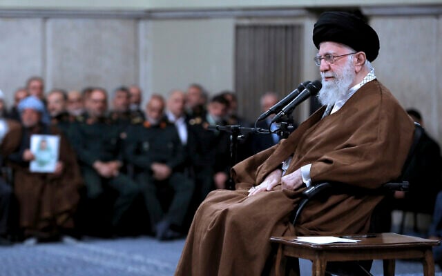 المرشد الأعلى الإيراني آية الله علي خامنئي يلقي كلمة أمام اجتماع في طهران في 27 أكتوبر، 2024. (Office of the Iranian Supreme Leader via AP) المرشد الأعلى الإيراني آية الله علي خامنئي يلقي كلمة أمام اجتماع في طهران في 27 أكتوبر، 2024. (Office of the Iranian Supreme Leader via AP)