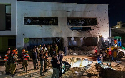 قوات الأمن الإسرائيلية في موقع سقوط صاروخ أطلق من إيران على مدرسة في بلدة غديرا، 1 أكتوبر 2024. (Liron Moldovan/Flash90)