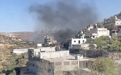 دخان يتصاعد فوق قرية جالود الفلسطينية في شمال الضفة الغربية بعد أن أشعل مستوطنون، حسبما زُعم، النيران في منازل وأراضي وفي مزرعة دواجن، في 19 أكتوبر، 2024. (Video screenshot, X; used in accordance with Clause 27a of the Copyright Law)