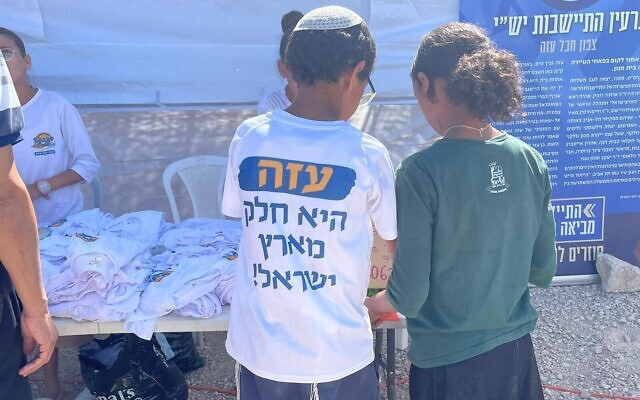 طفل يرتدي قميصًا مكتوبًا عليه "غزة جزء من أرض إسرائيل" في مؤتمر يدعو إلى إعادة الاستيطان في القطاع، 21 أكتوبر 2024. (Jeremy Sharon/Times of Israel) طفل يرتدي قميصًا مكتوبًا عليه "غزة جزء من أرض إسرائيل" في مؤتمر يدعو إلى إعادة الاستيطان في القطاع، 21 أكتوبر 2024. (Jeremy Sharon/Times of Israel)