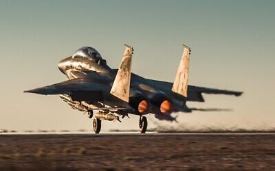 طائرة مقاتلة من طراز F-15I من السرب 69 التابع لسلاح الجو الإسرائيلي تقلع من قاعدة حاتسيريم الجوية في جنوب إسرائيل لتنفيذ غارة في بيروت ضد زعيم حزب الله حسن نصر الله، 27 سبتمبر، 2024. (Israel Defense Forces)