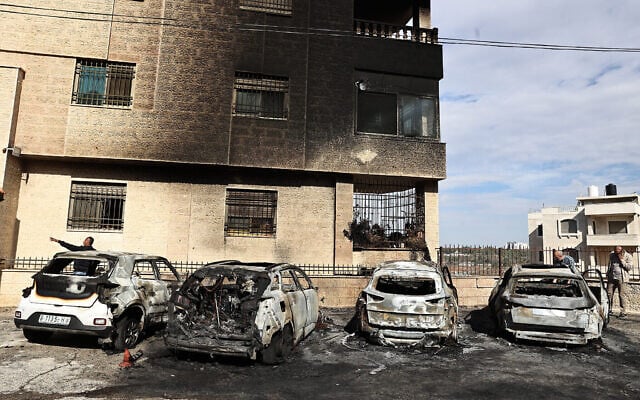 أثار هجوم مزعوم للمستوطنين الإسرائيليين في منطقة سكنية في ضواحي مدينة رام الله بالضفة الغربية، 4 نوفمبر 2024. (Zain JAAFAR / AFP) أثار هجوم مزعوم للمستوطنين الإسرائيليين في منطقة سكنية في ضواحي مدينة رام الله بالضفة الغربية، 4 نوفمبر 2024. (Zain JAAFAR / AFP)