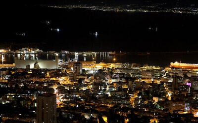 مدينة حيفا الساحلية الإسرائيلية في 26 نوفمبر 2024، وسط الحرب المستمرة بين إسرائيل وحزب الله. (Ahmad Gharabli/AFP)