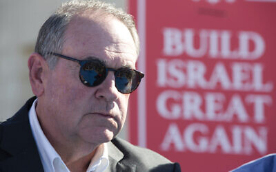 مايك هاكابي يتحدث مع صحفيين، قبل وضع حجر الأساس لمجمع سكني جديد في مستوطنة إفرات بالضفة الغربية، 1 أغسطس 2018. (AP Photo/Oded Balilty, File)